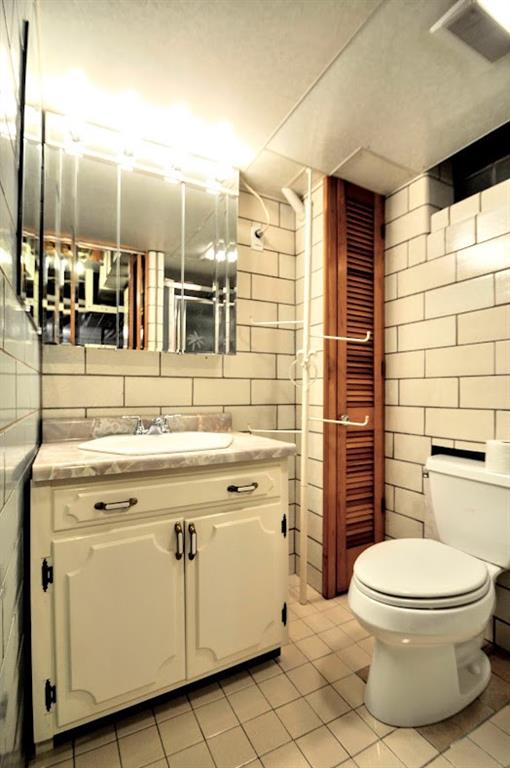 65 Cort Street Washington, PA 15301 - Photo 46 of 49 a bathroom with a toilet a sink and shower