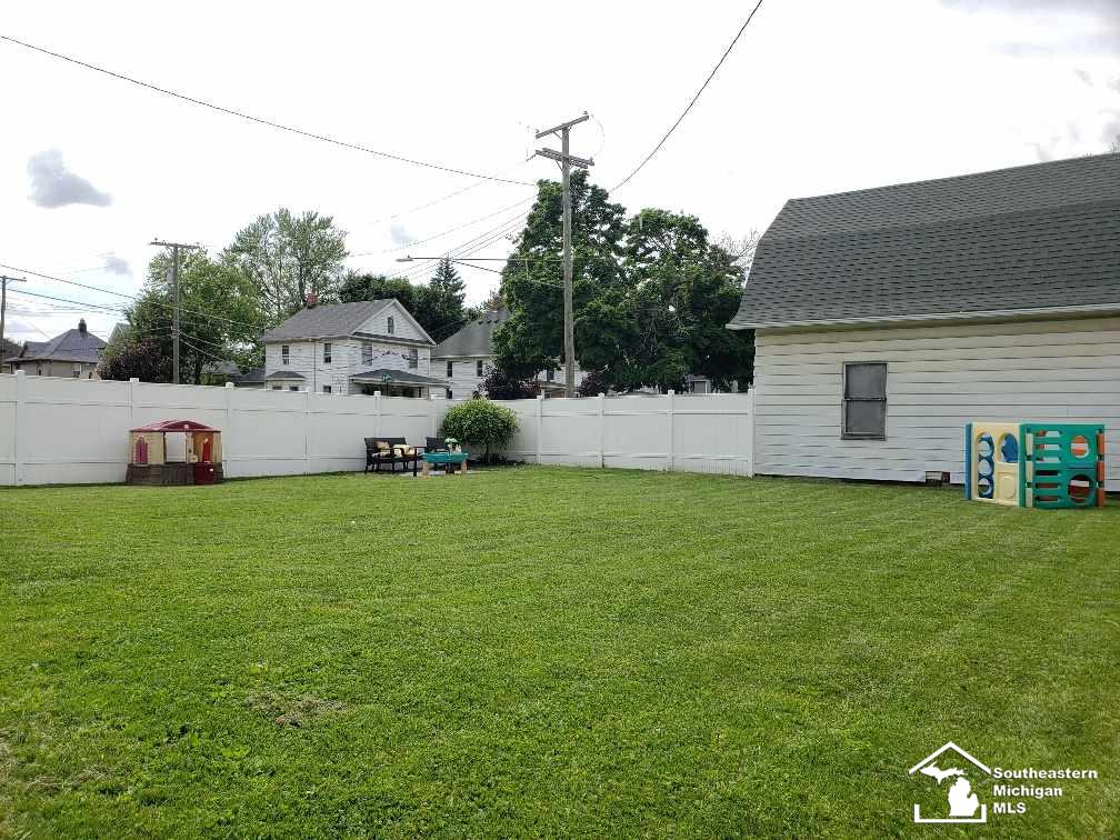 642 Laplaisance Road Monroe, MI 48161 - Photo 4 of 26