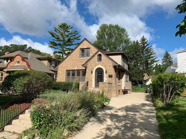 $2,900 | 1424 East Olive Street, Shorewood, WI 53211