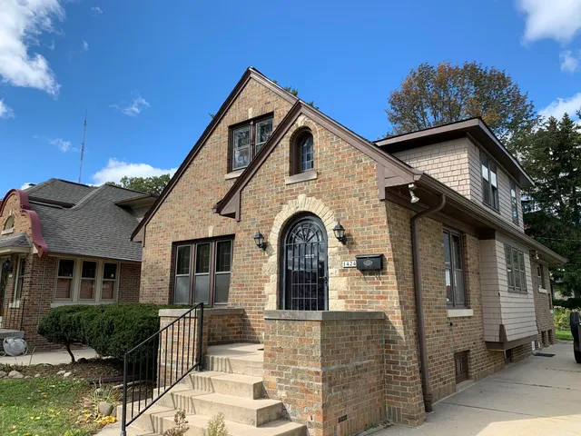 $2,900 | 1424 East Olive Street, Shorewood, WI 53211