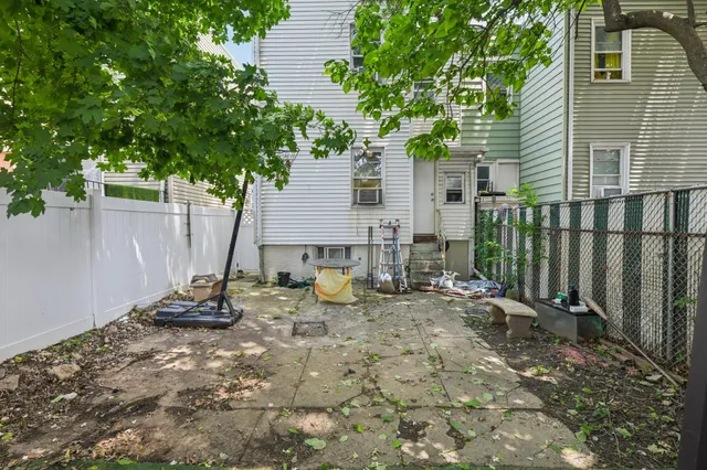 a view of a house with backyard