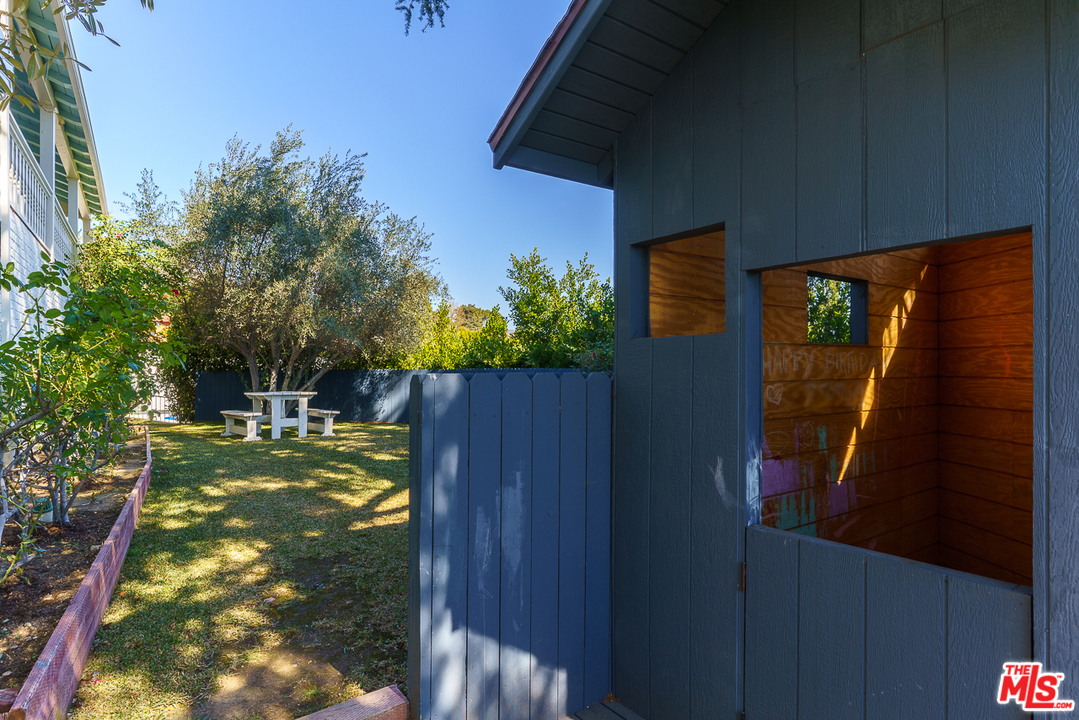 3347 Ley Drive Los Angeles, CA 90027 - Photo 14 of 54 a view of a backyard