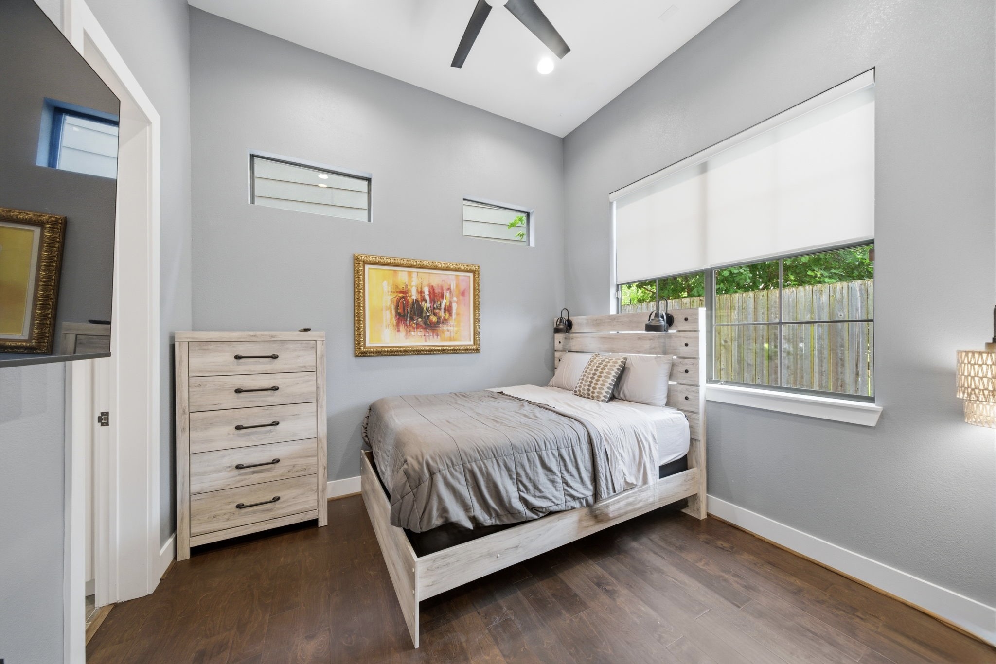 4306 Center Street Houston, TX 77007 - Photo 18 of 28 a bed room with a bed and a tv