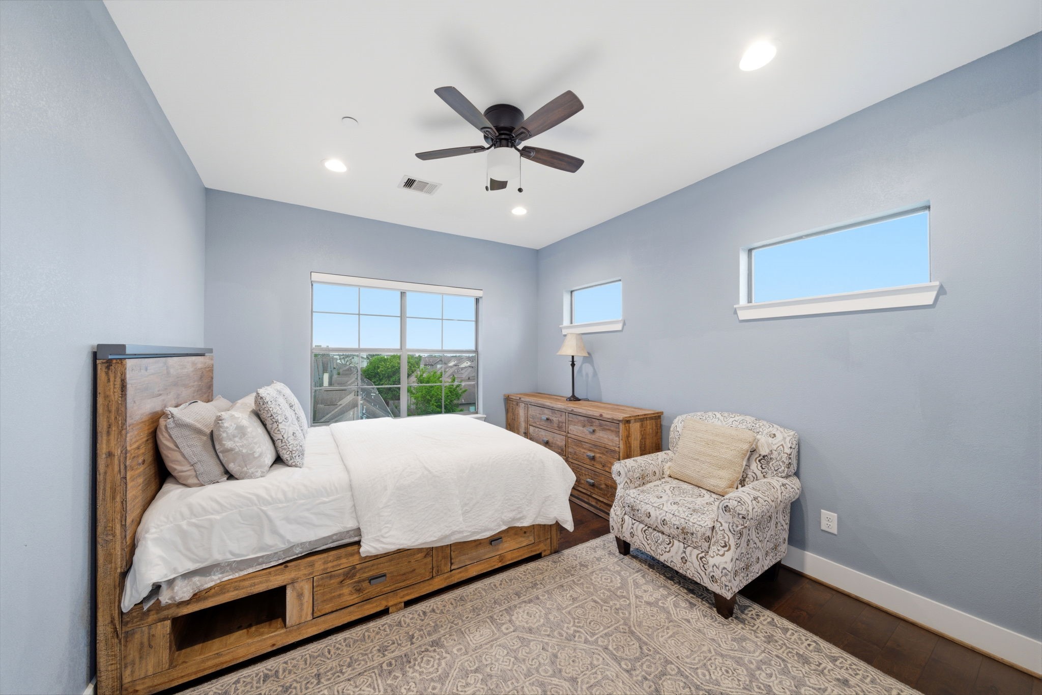 4306 Center Street Houston, TX 77007 - Photo 20 of 28 a bedroom with two beds and windows