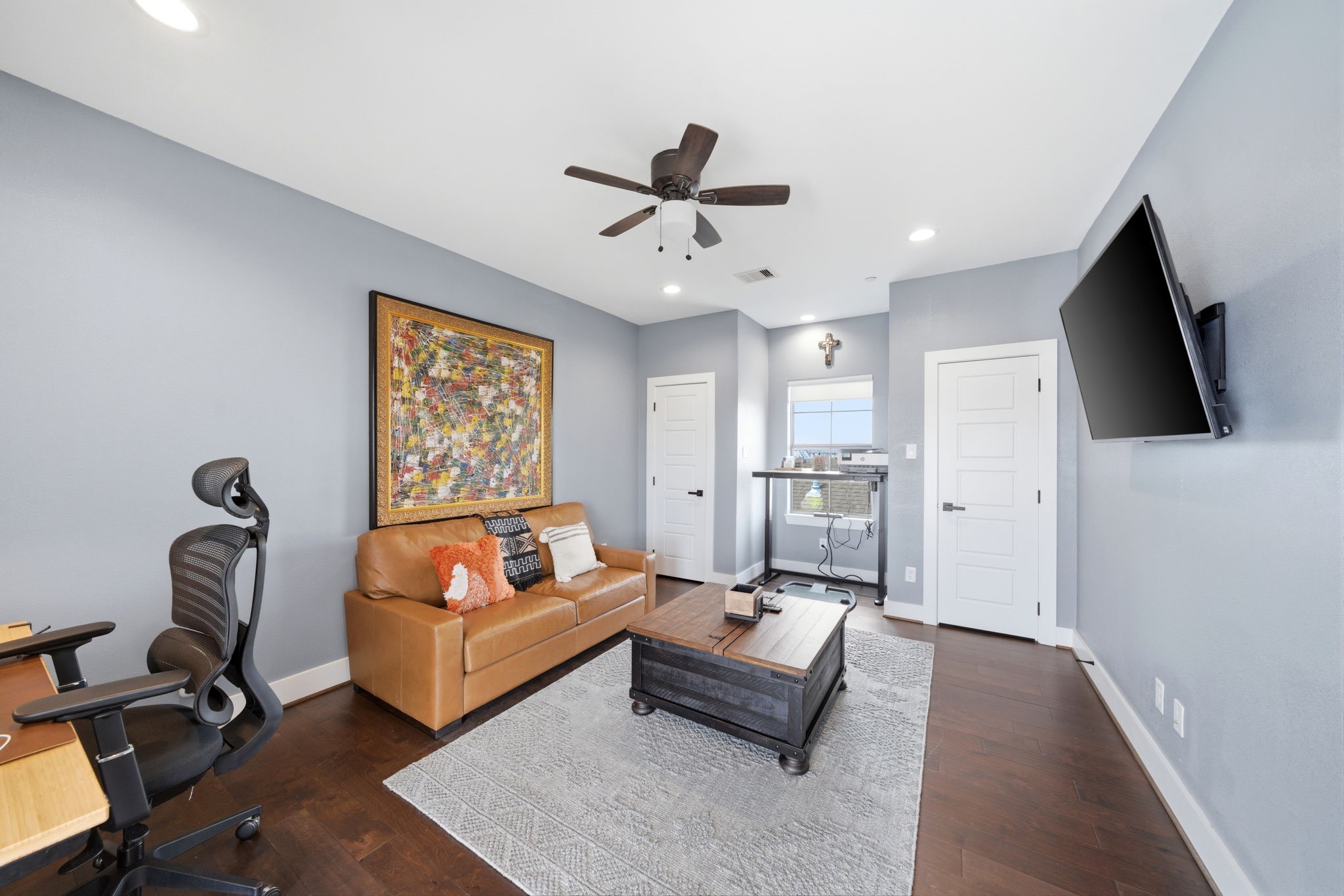 4306 Center Street Houston, TX 77007 - Photo 21 of 28 a living room with furniture and a flat screen tv