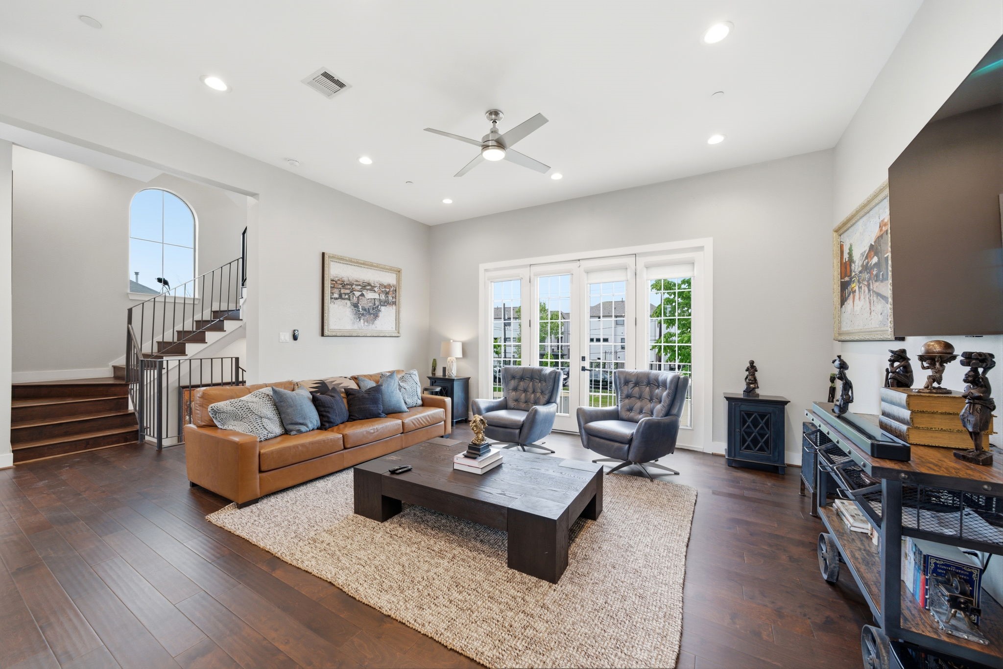 4306 Center Street Houston, TX 77007 - Photo 9 of 28 a living room with furniture and wooden floor