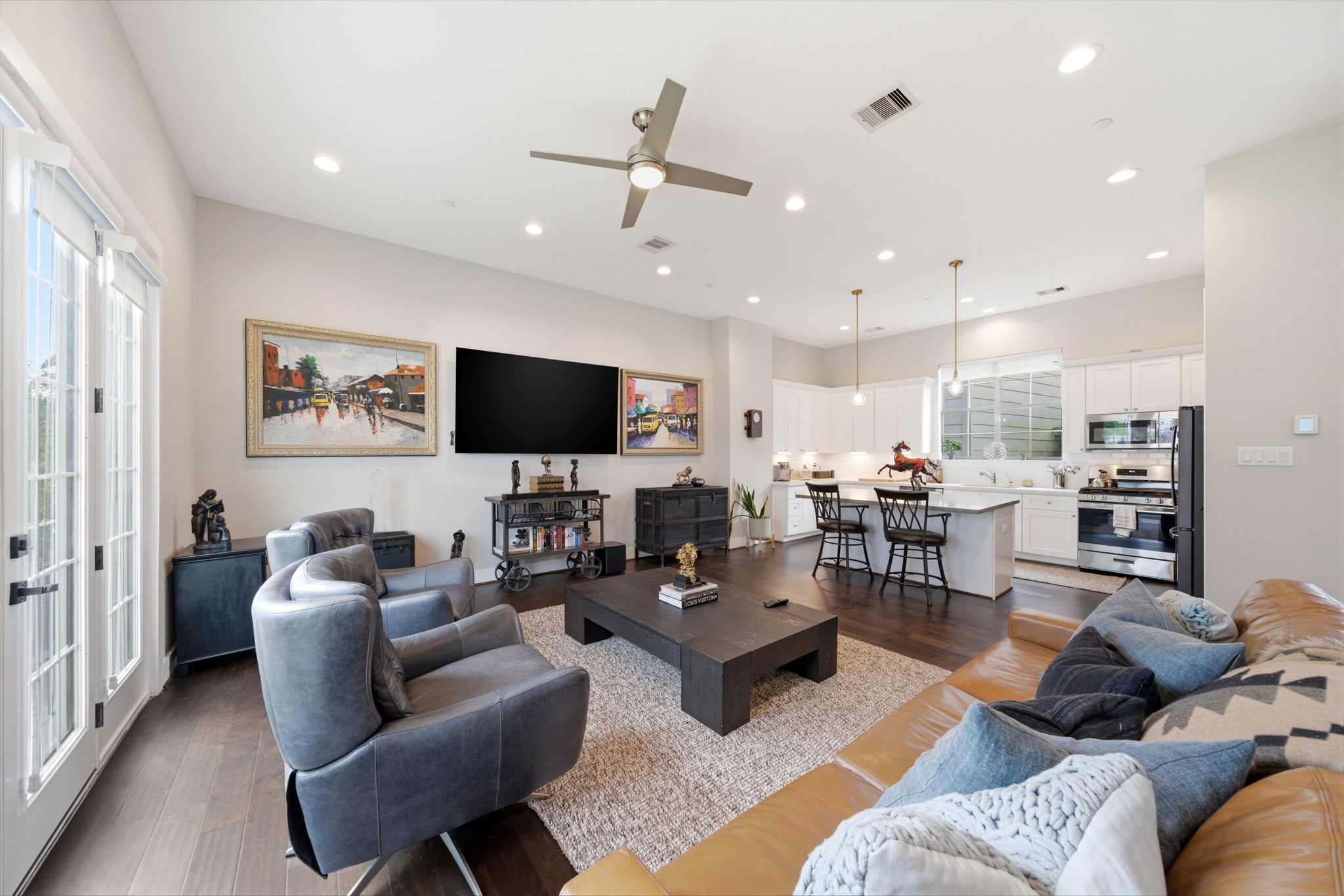 4306 Center Street Houston, TX 77007 - Photo 10 of 28 a living room with furniture and a flat screen tv