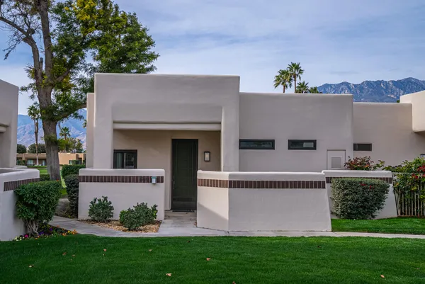 a view of house with a yard