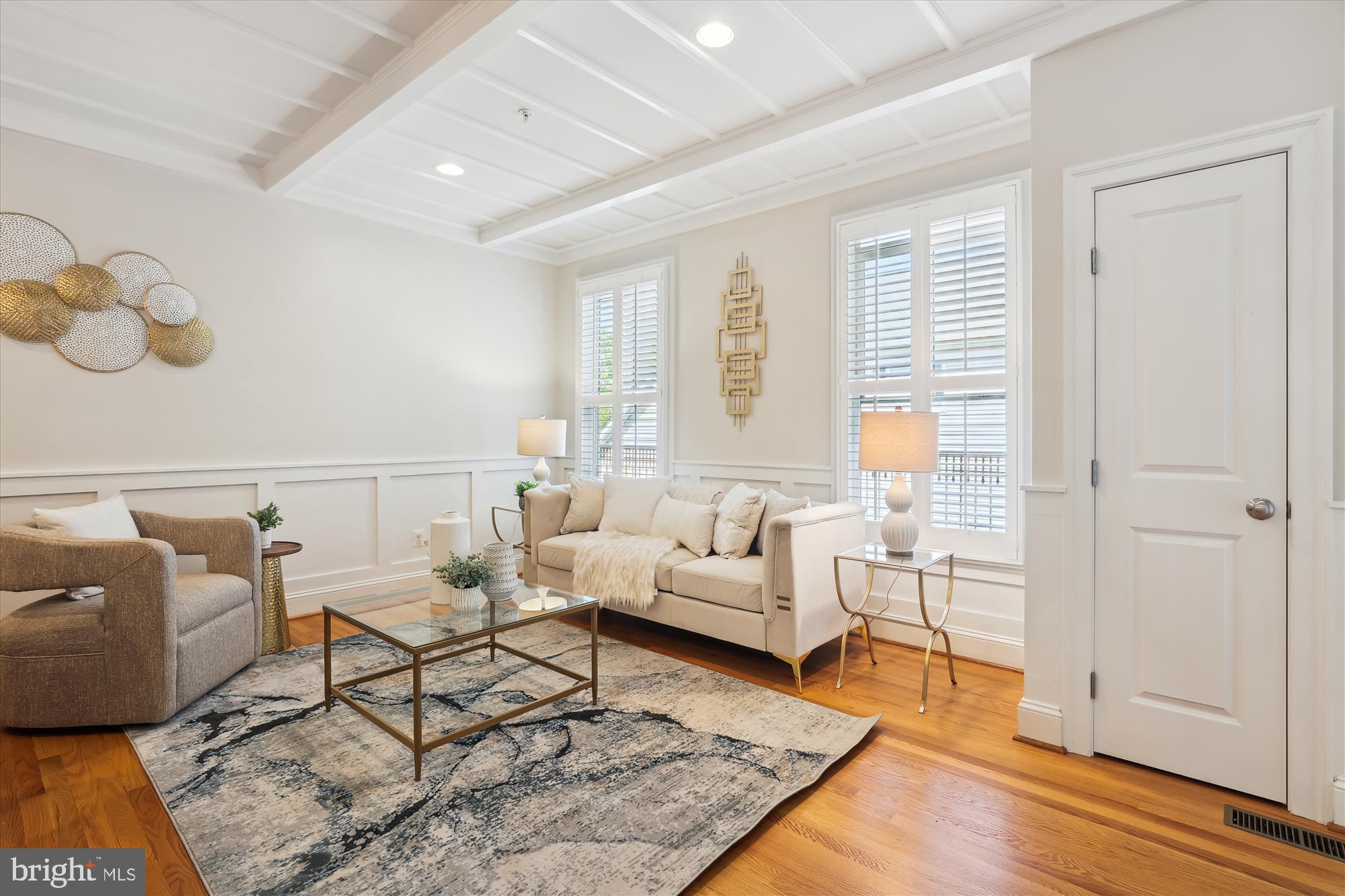 229 Locust Street Southeast, Unit 3 Vienna, VA 22180 - Photo 4 of 57 a living room with furniture and wooden floor