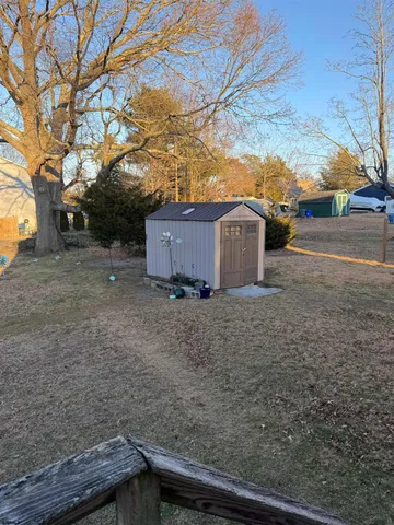 a view of a backyard