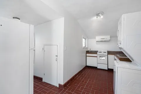 $2,300 | 789 Shirley Street, Unit 3, Winthrop, MA 02152