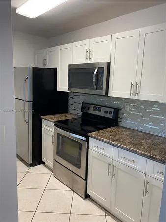 $2,000 | 7035 Northwest 186th Street, Unit D305, Hialeah, FL 33015