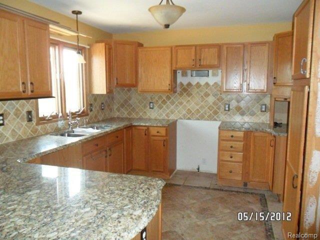 271 Conover Court Howell, MI 48843 - Photo 9 of 13 SAM_2368.JPG