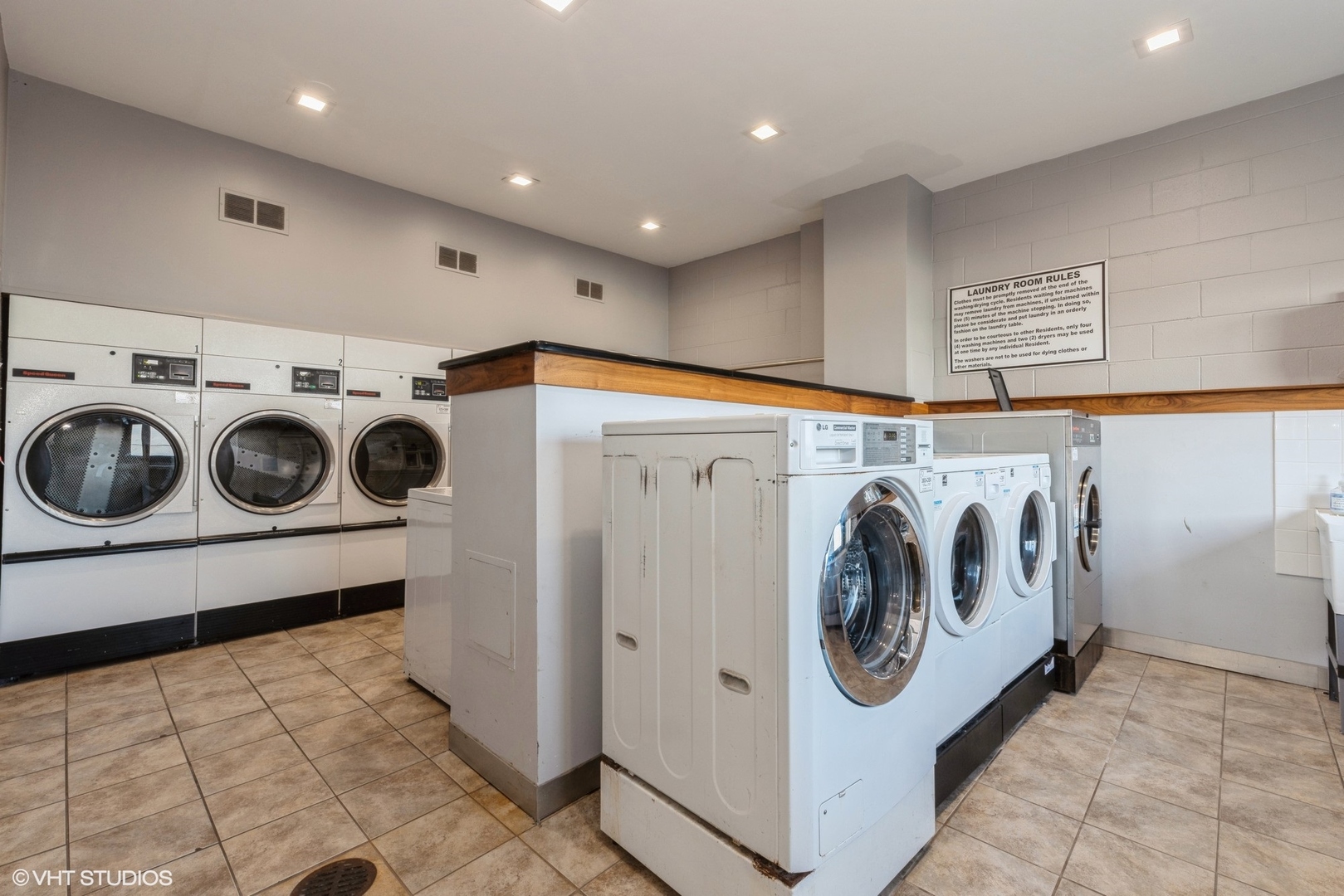 6325 North Sheridan Road, Unit 1401 Chicago, IL 60660 - Photo 11 of 13 Gallery Image 11