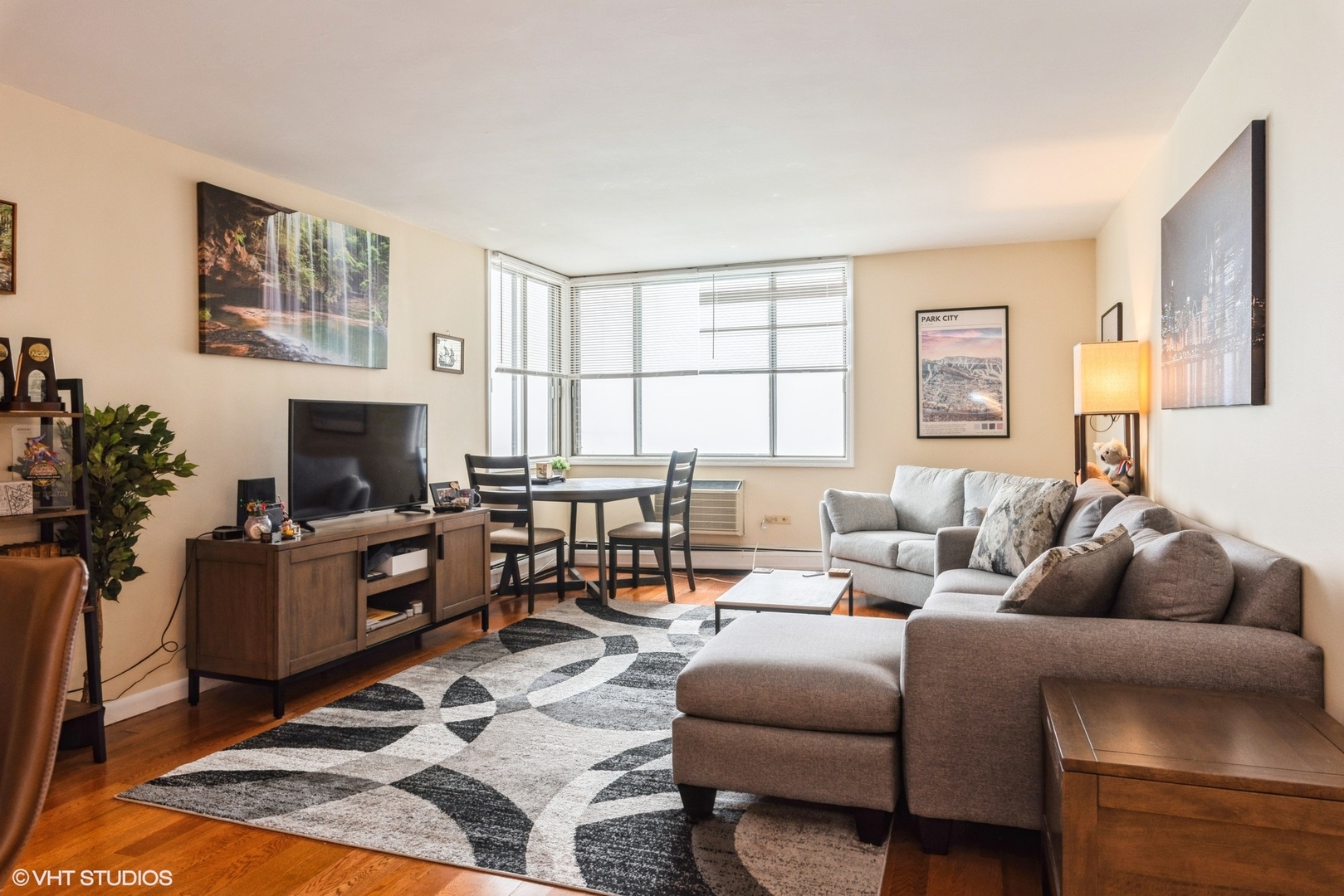 6325 North Sheridan Road, Unit 1401 Chicago, IL 60660 - Photo 3 of 13 Gallery Image 3