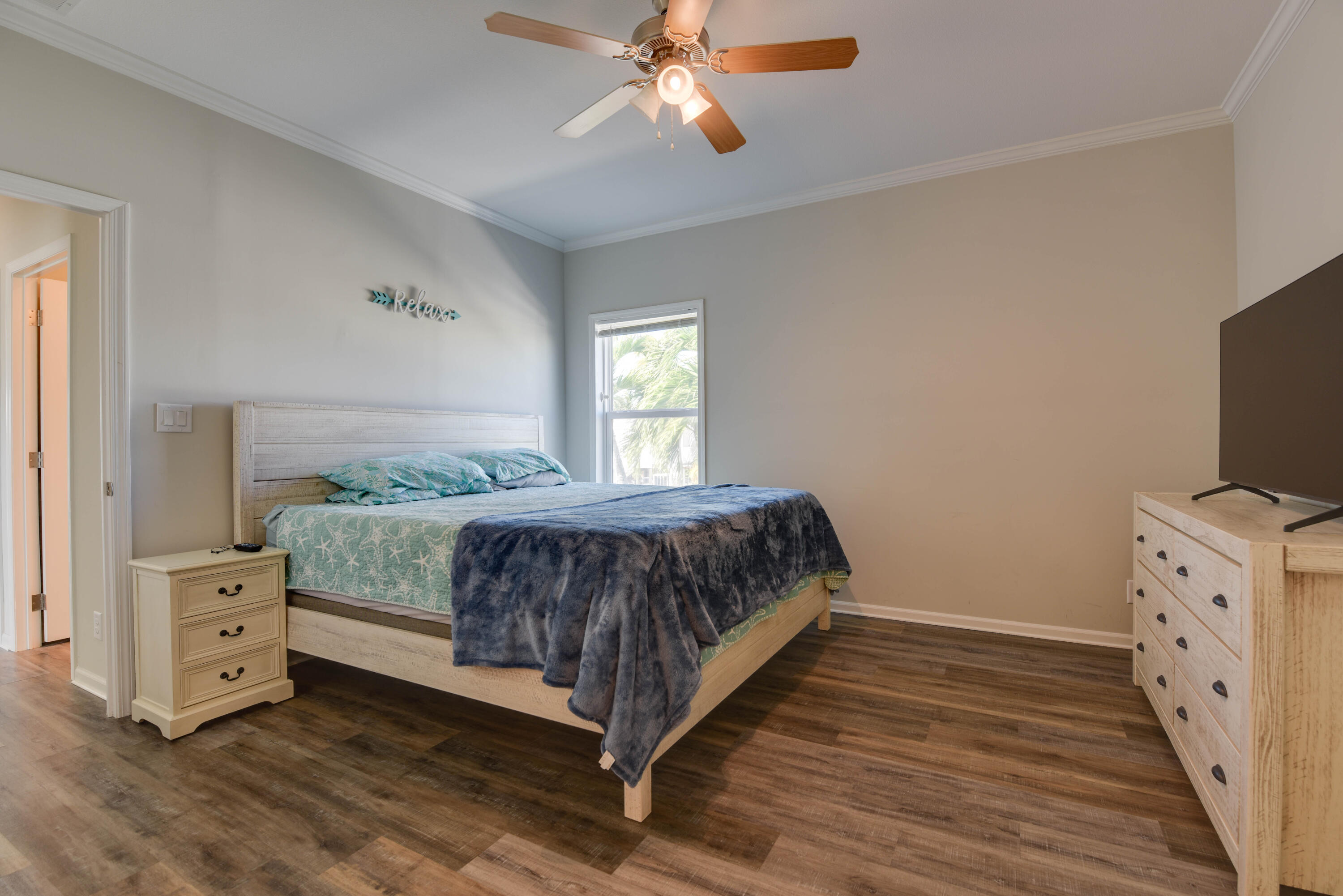 31343 Ave I Big Pine Key, FL 33043 - Photo 10 of 29 a bedroom with a large bed and a flat tv screen on dresser