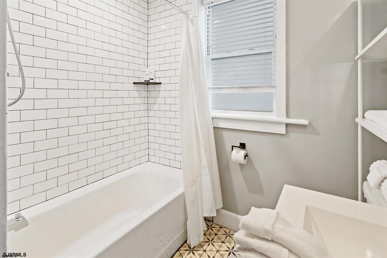 114 South Raleigh Avenue Atlantic City, NJ 08401 - Photo 20 of 52 a bathroom with a bathtub and shower