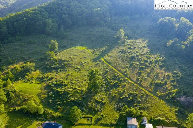 a view of a back yard