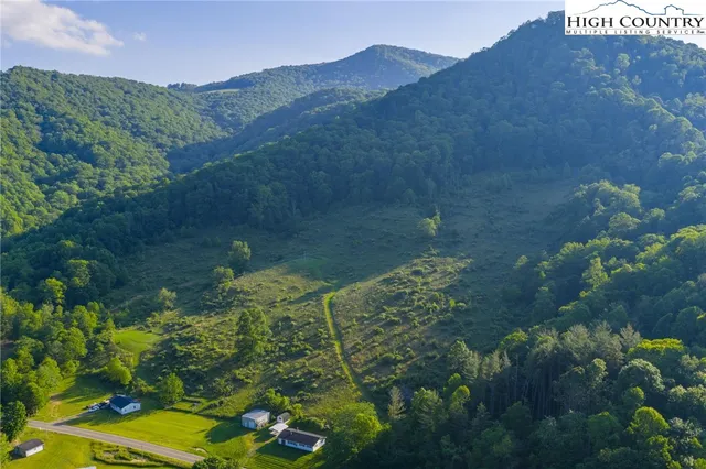 a view of a back yard