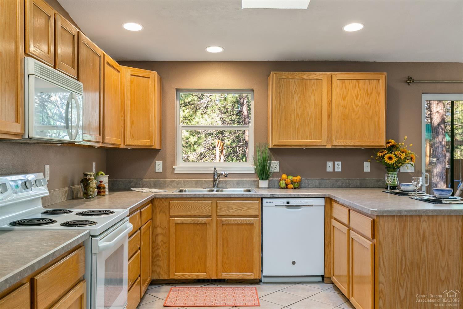 19026 Choctaw Road Bend, OR 97702 - Photo 6 of 23 Beautiful light and open space to enjoy