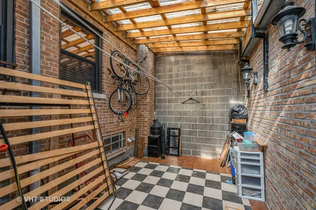 a view of a livingroom with furniture
