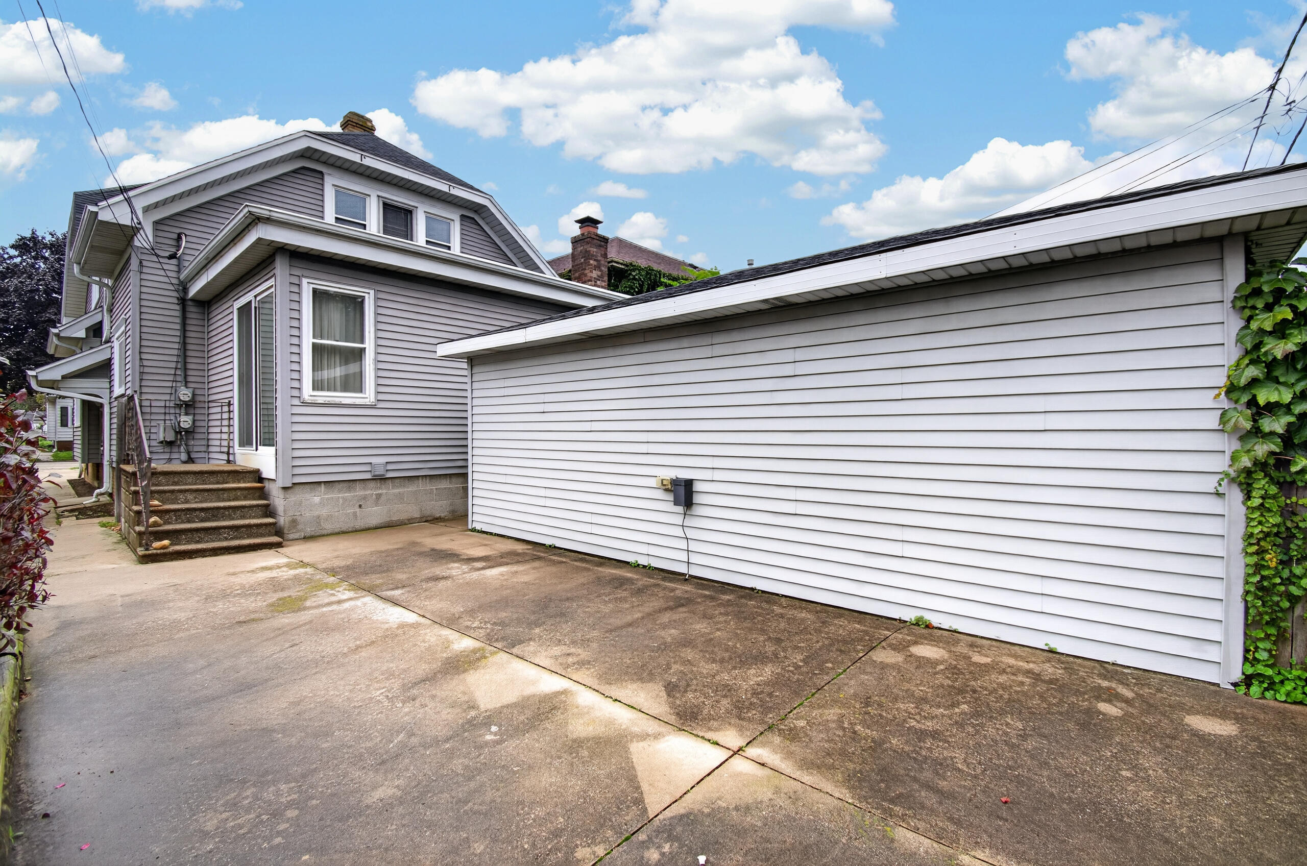 2419 Geneva Street Racine, WI 53402 - Photo 43 of 44 2 car garage