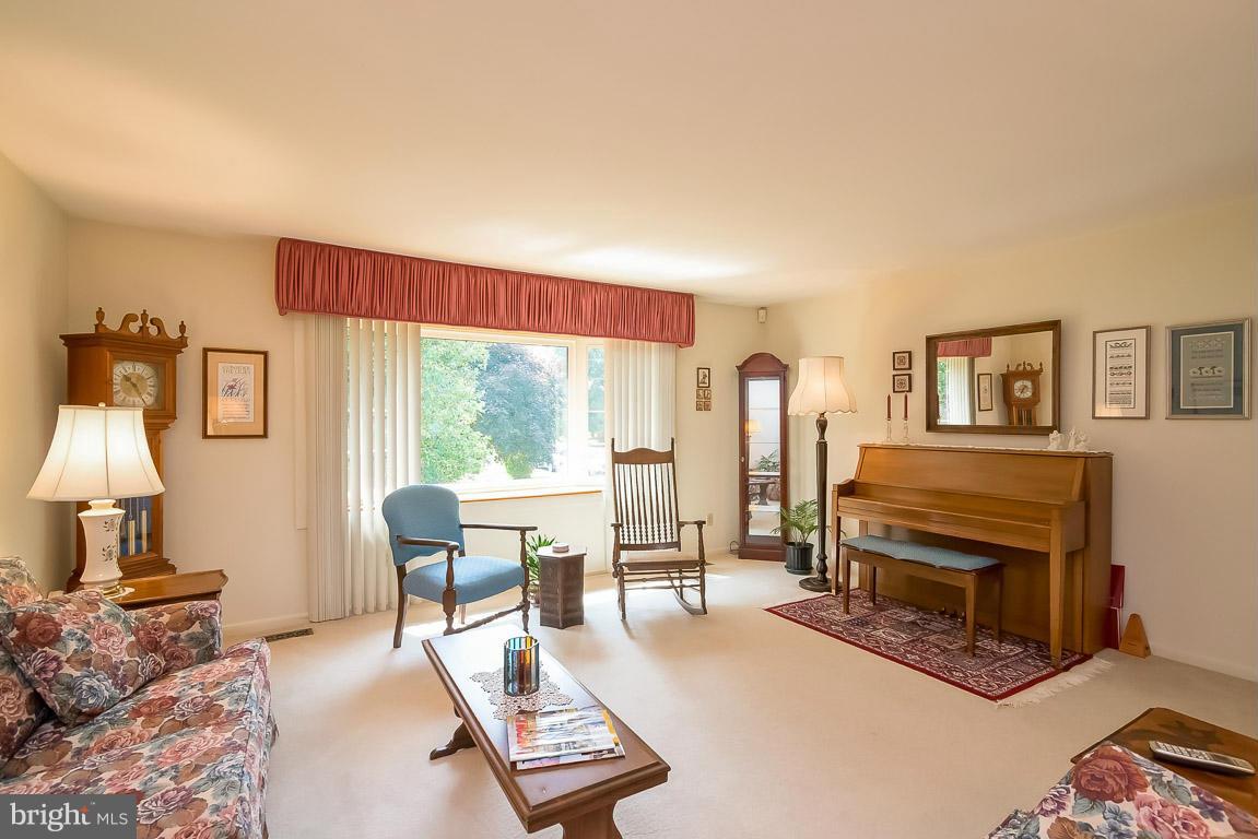 5144 Perry Road Mount Airy, MD 21771 - Photo 9 of 29 Living Room