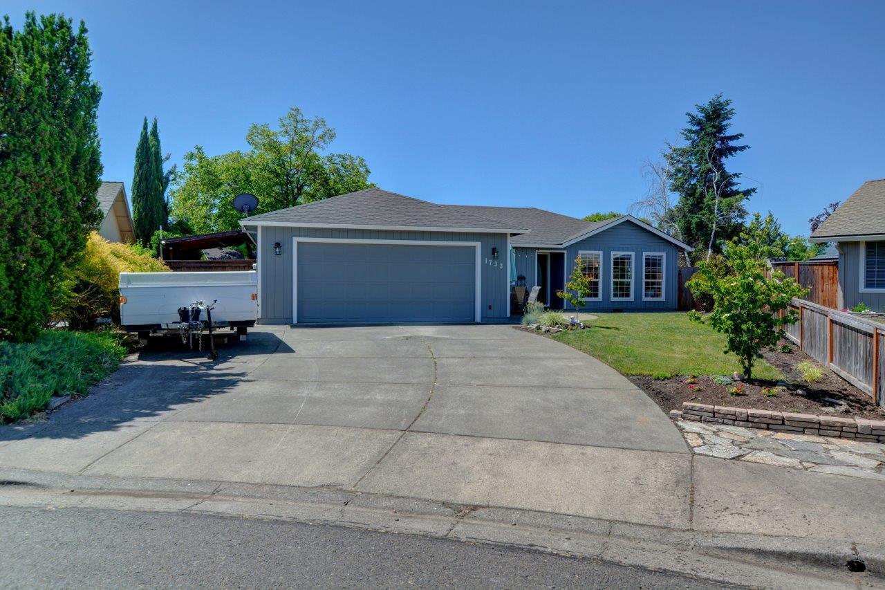 1733 Jessica Circle Central Point, OR 97502 - Photo 1 of 49 01