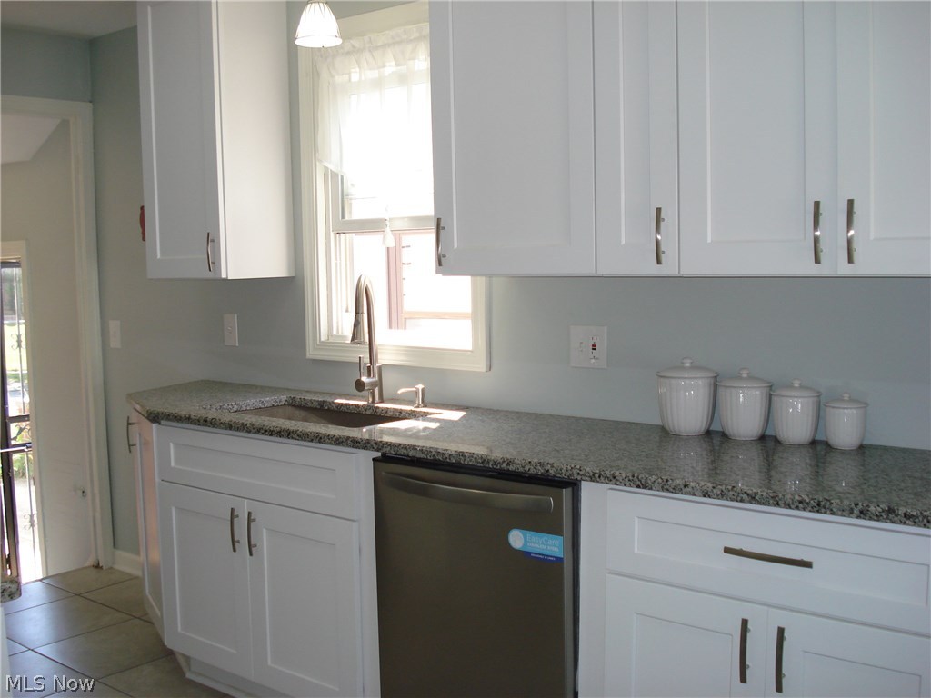 4113 Bayard Road Cleveland, OH 44121 - Photo 4 of 35
