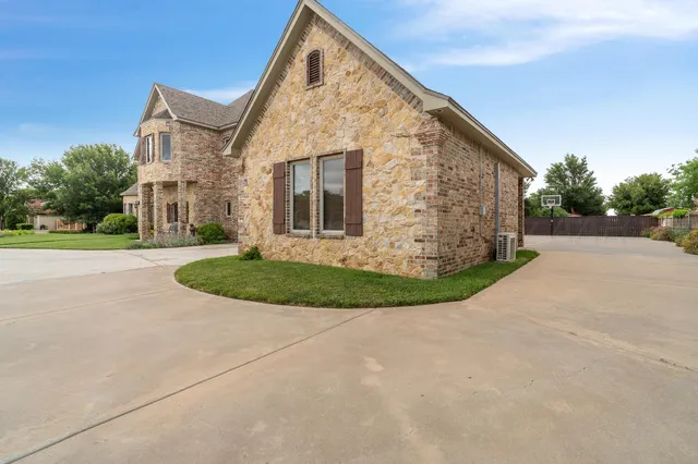 $825,000 | 2107 Plains Avenue, Hereford, TX 79045