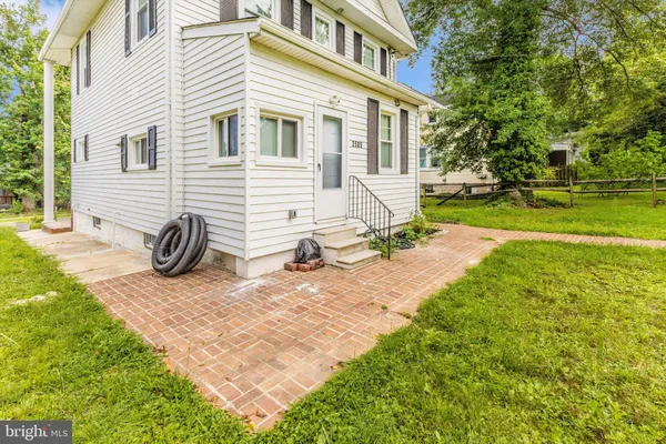 a view of backyard of the house