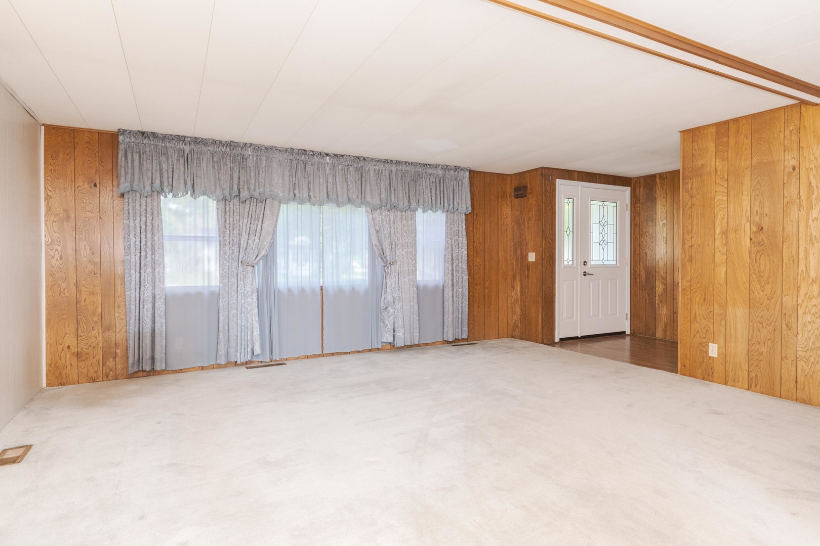 502 South Union Street Dwight, IL 60420 - Photo 12 of 47 a view of an empty room with a window