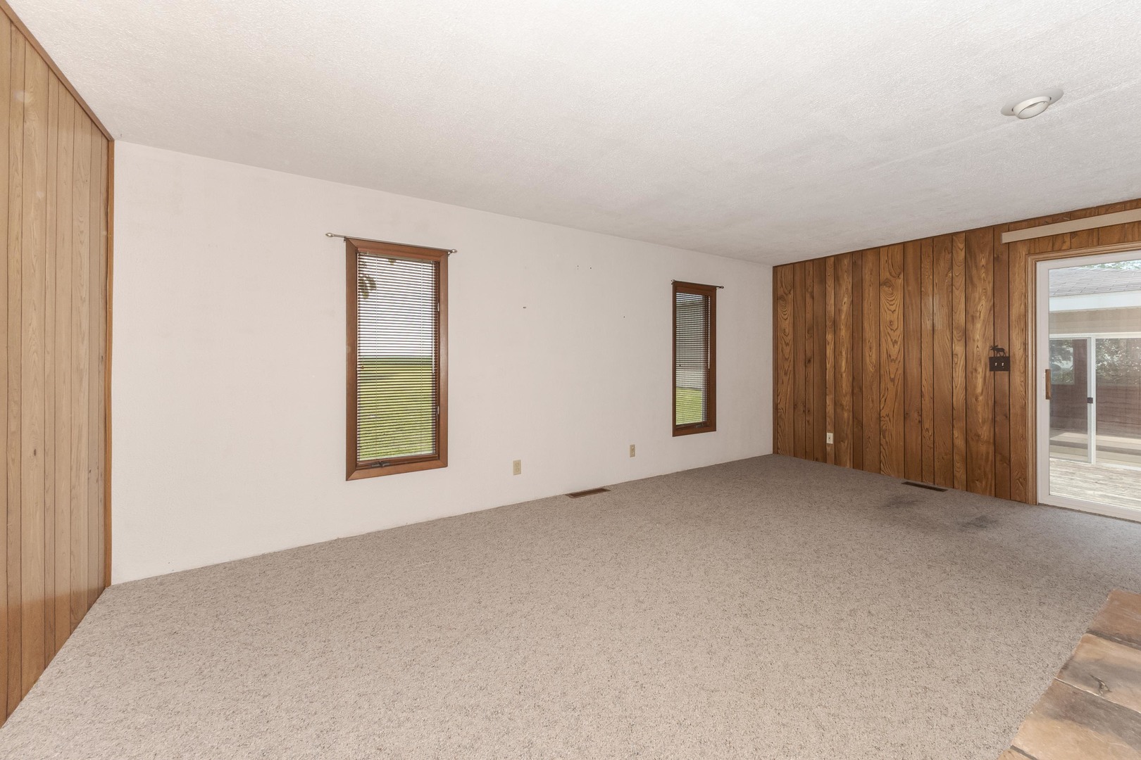 502 South Union Street Dwight, IL 60420 - Photo 27 of 47 an empty room with windows