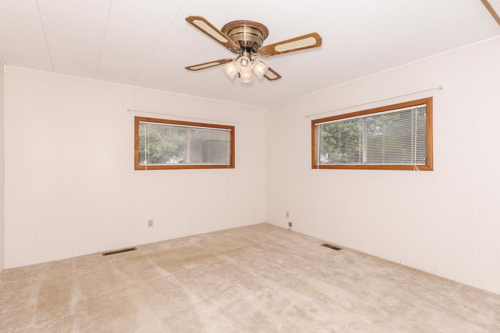 502 South Union Street Dwight, IL 60420 - Photo 31 of 47 a view of a room with a fan