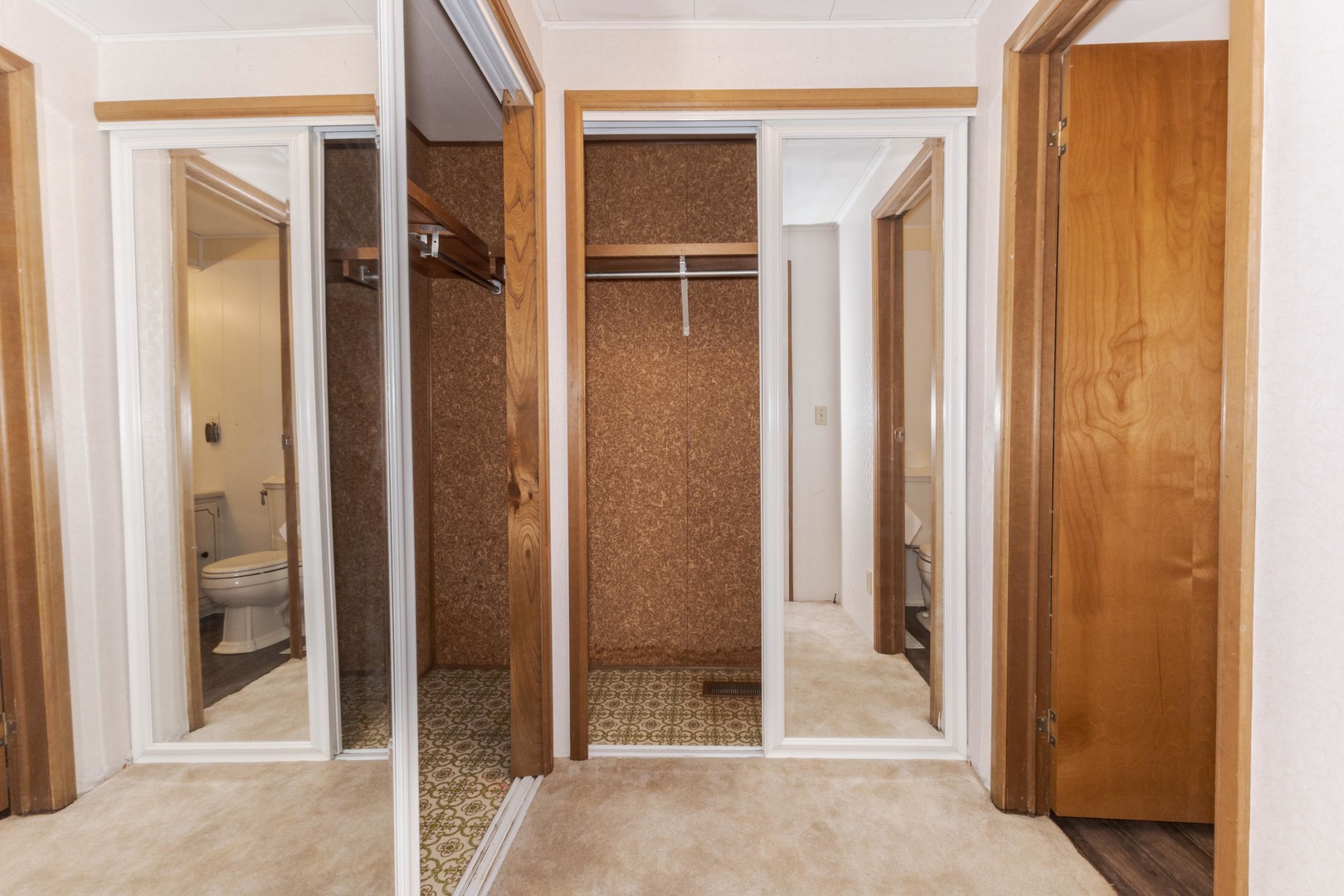 502 South Union Street Dwight, IL 60420 - Photo 34 of 47 a view of a bathroom with a glass door
