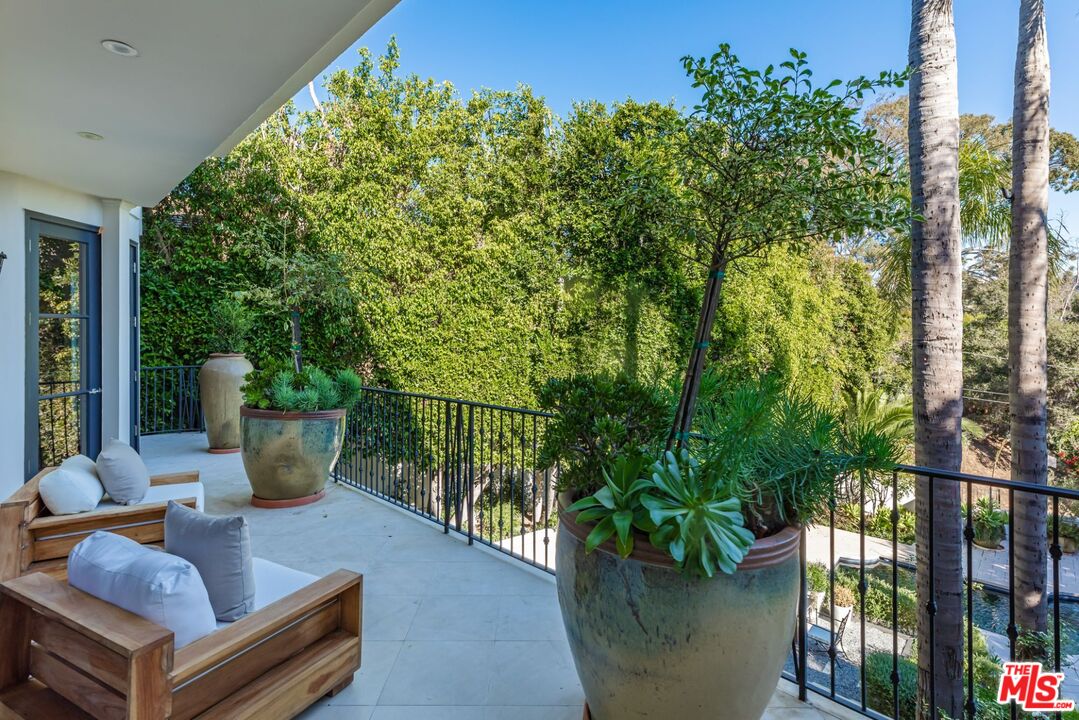 8 Oakmont Drive Los Angeles, CA 90049 - Photo 12 of 46 a view of balcony with furniture