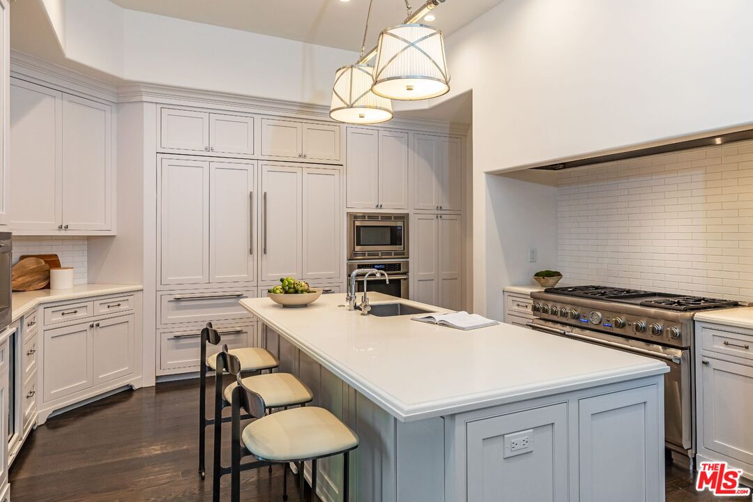 8 Oakmont Drive Los Angeles, CA 90049 - Photo 14 of 46 a view of a kitchen area with furniture and wooden floor