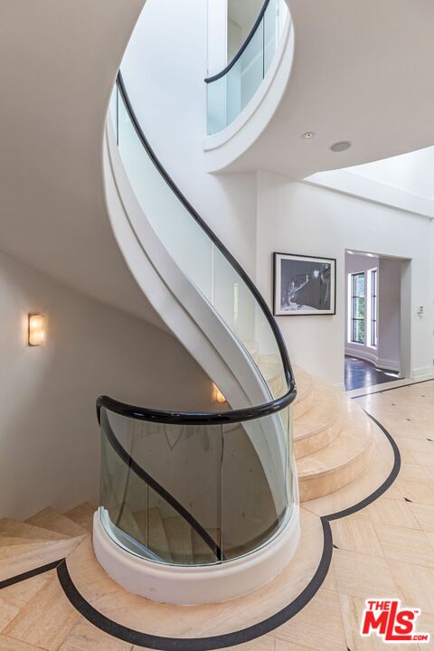 8 Oakmont Drive Los Angeles, CA 90049 - Photo 17 of 46 a view of entryway and hall