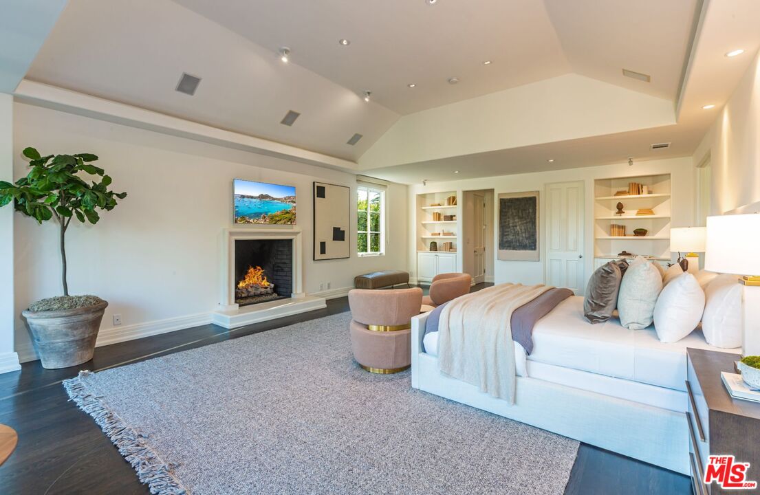 8 Oakmont Drive Los Angeles, CA 90049 - Photo 28 of 46 a bed room with a bed and a potted plant