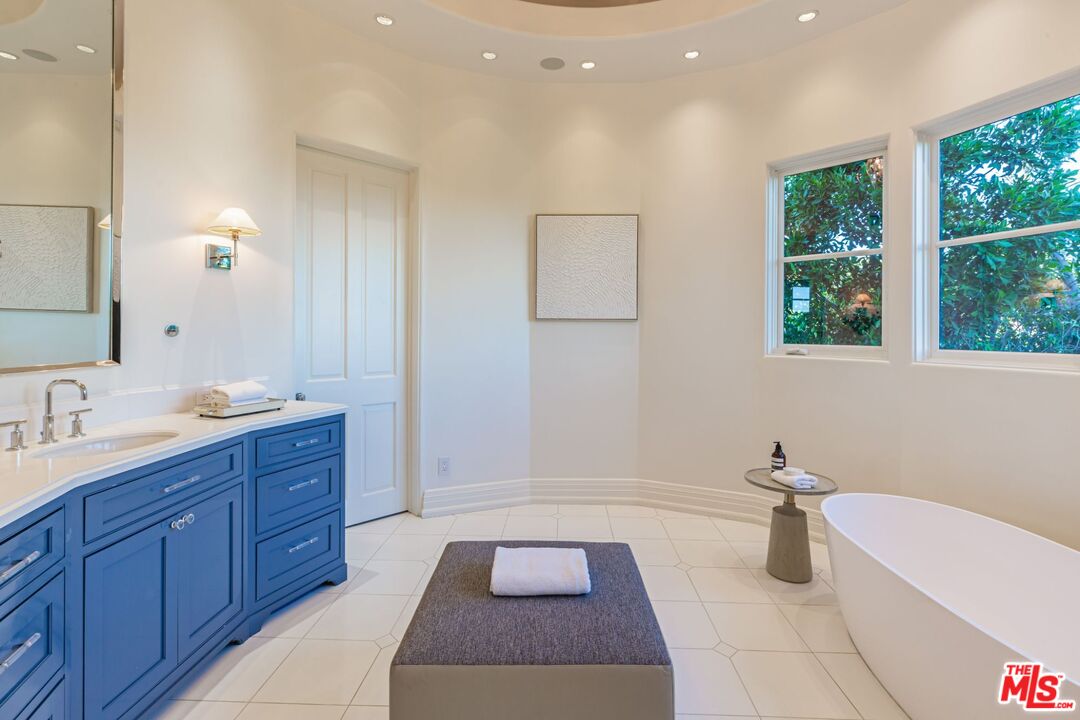 8 Oakmont Drive Los Angeles, CA 90049 - Photo 29 of 46 a bathroom with a tub sink toilet a large mirror and vanity