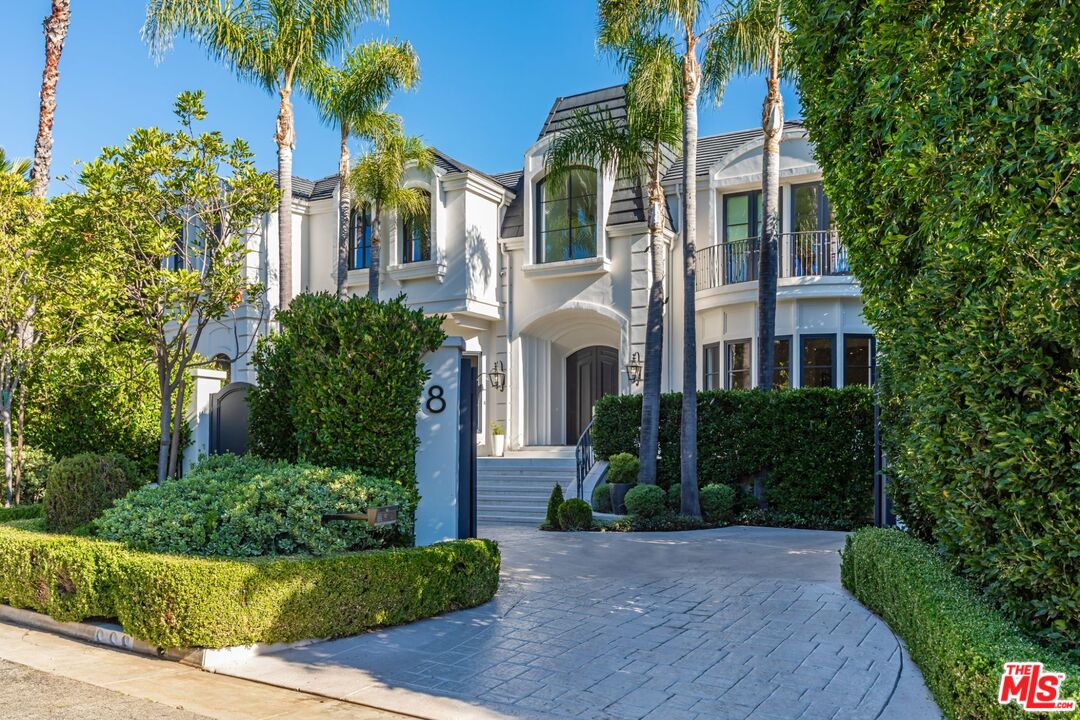 8 Oakmont Drive Los Angeles, CA 90049 - Photo 3 of 46 front view of a house with a yard