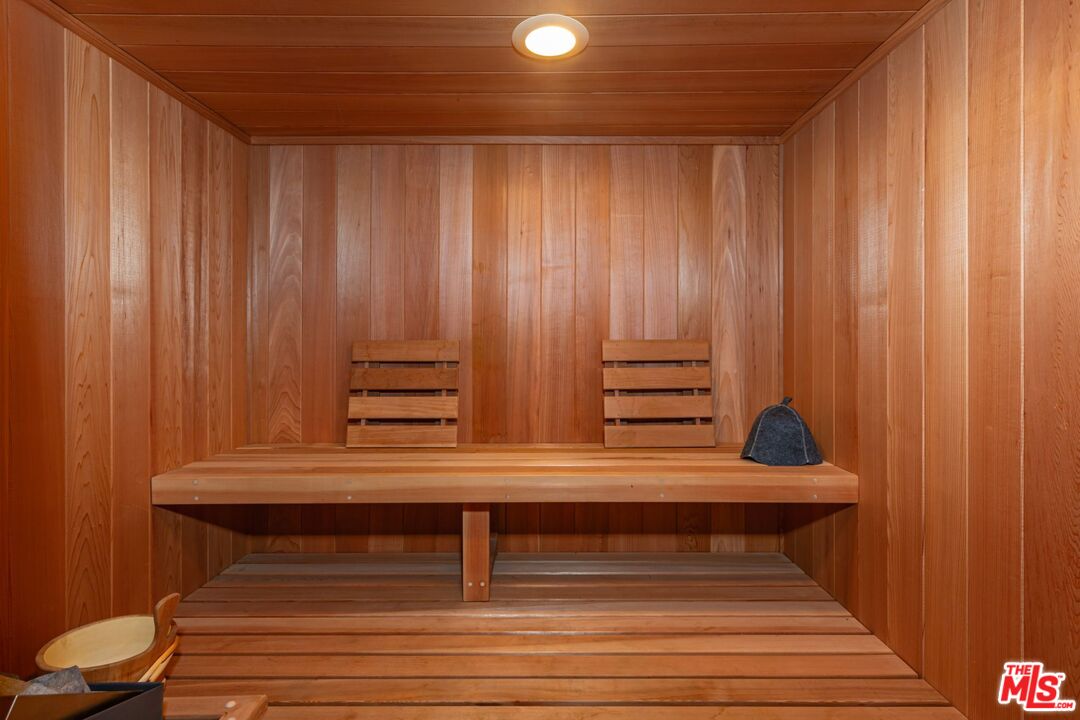 8 Oakmont Drive Los Angeles, CA 90049 - Photo 31 of 46 a view of entryway