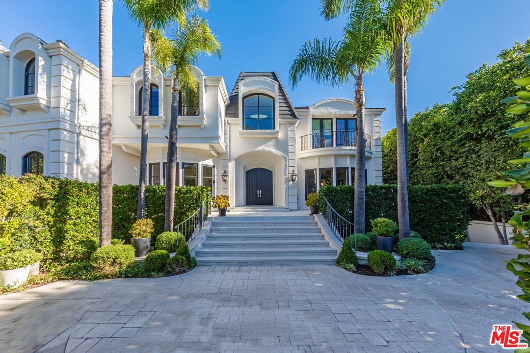 8 Oakmont Drive Los Angeles, CA 90049 - Photo 4 of 46 a front view of a house with a garden and plants