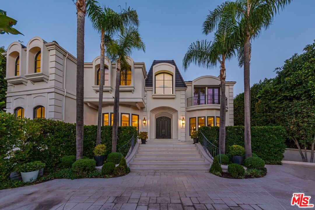 8 Oakmont Drive Los Angeles, CA 90049 - Photo 44 of 46 a front view of a house with garden