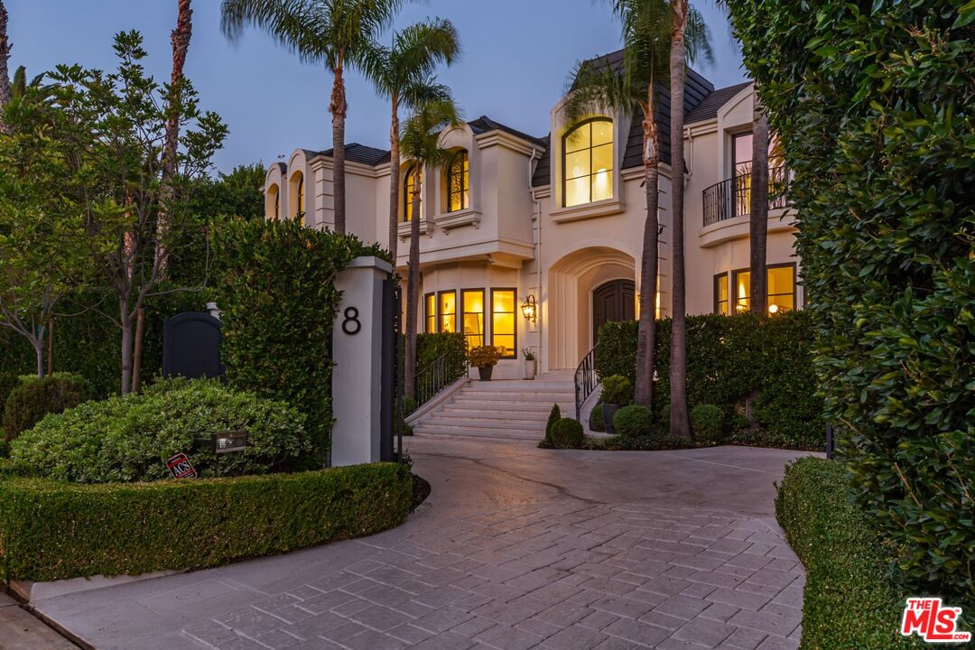 8 Oakmont Drive Los Angeles, CA 90049 - Photo 45 of 46 a front view of a house