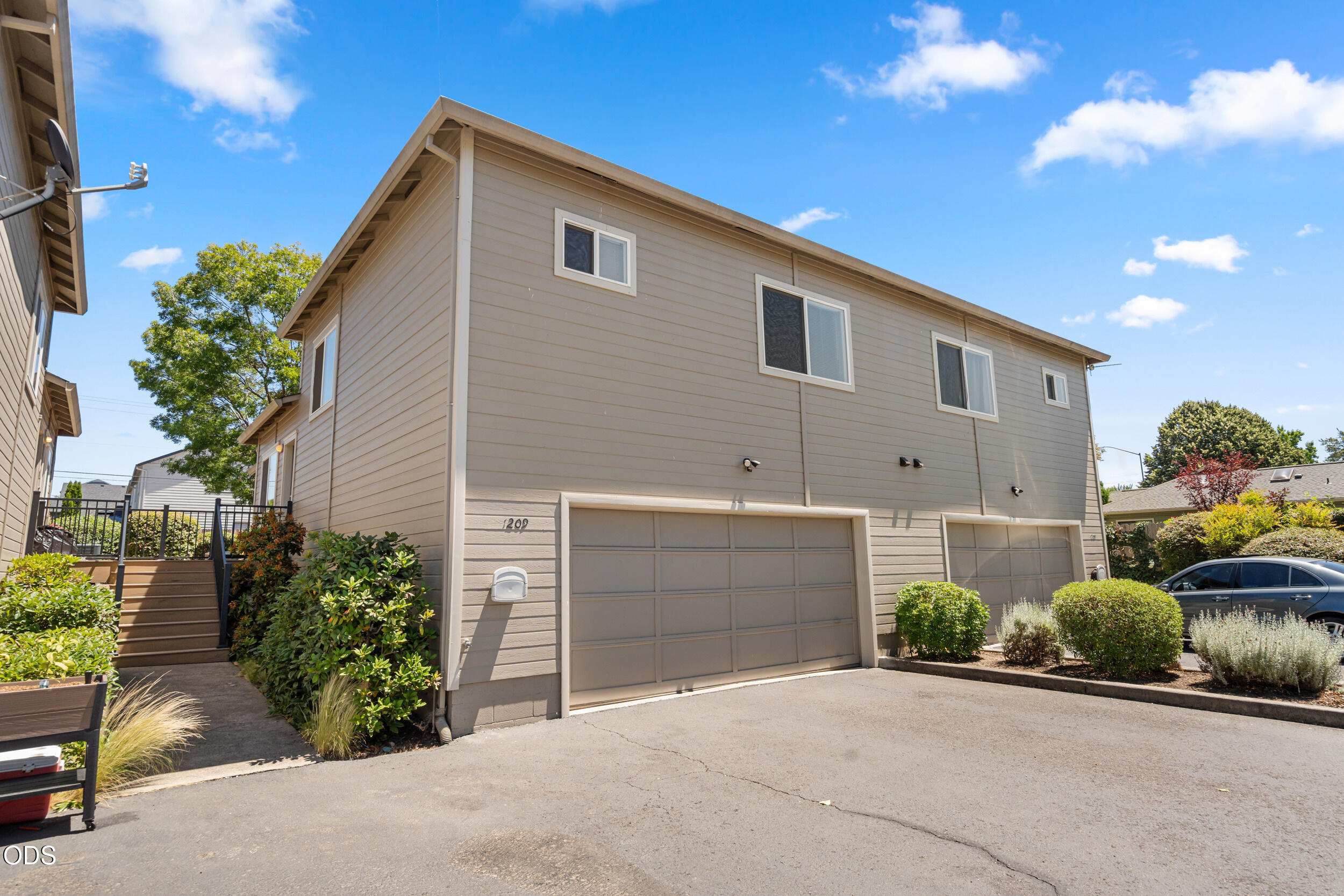 1207 Springbrook Road Medford, OR 97504 - Photo 3 of 25