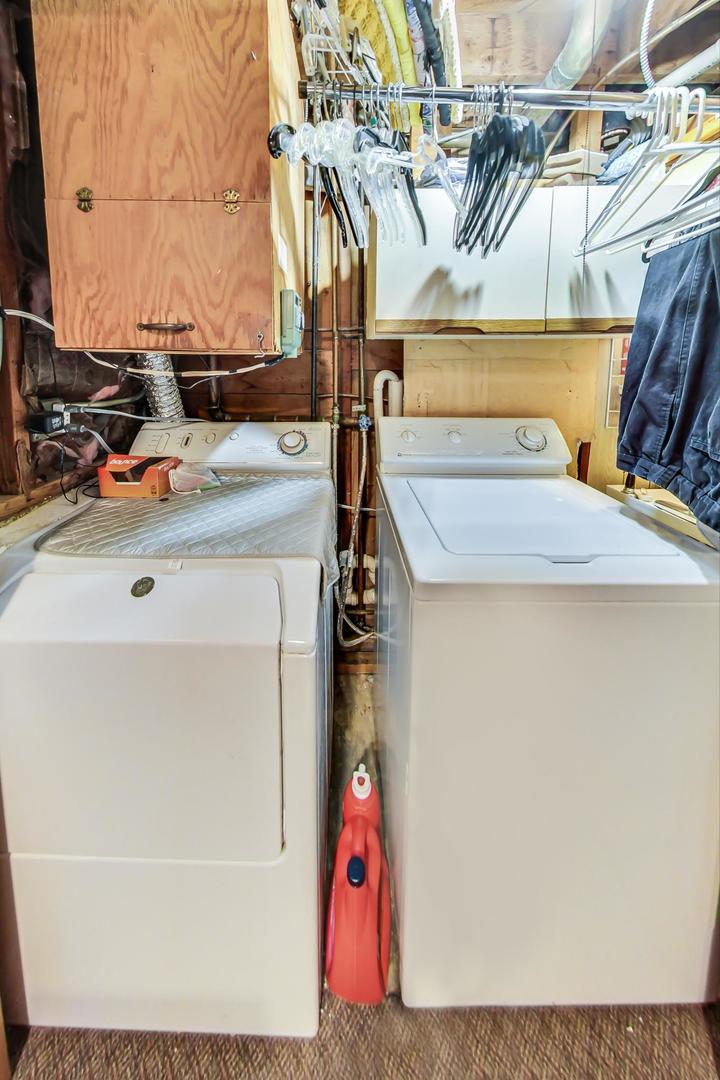 1715 Fremont Road Hoffman Estates, IL 60169 - Photo 38 of 59 a utility room with dryer and washer