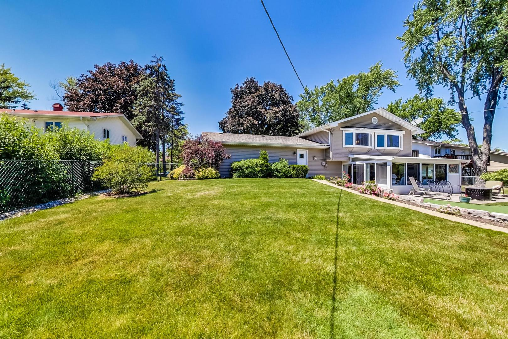 1715 Fremont Road Hoffman Estates, IL 60169 - Photo 56 of 59 a front view of a house with a garden