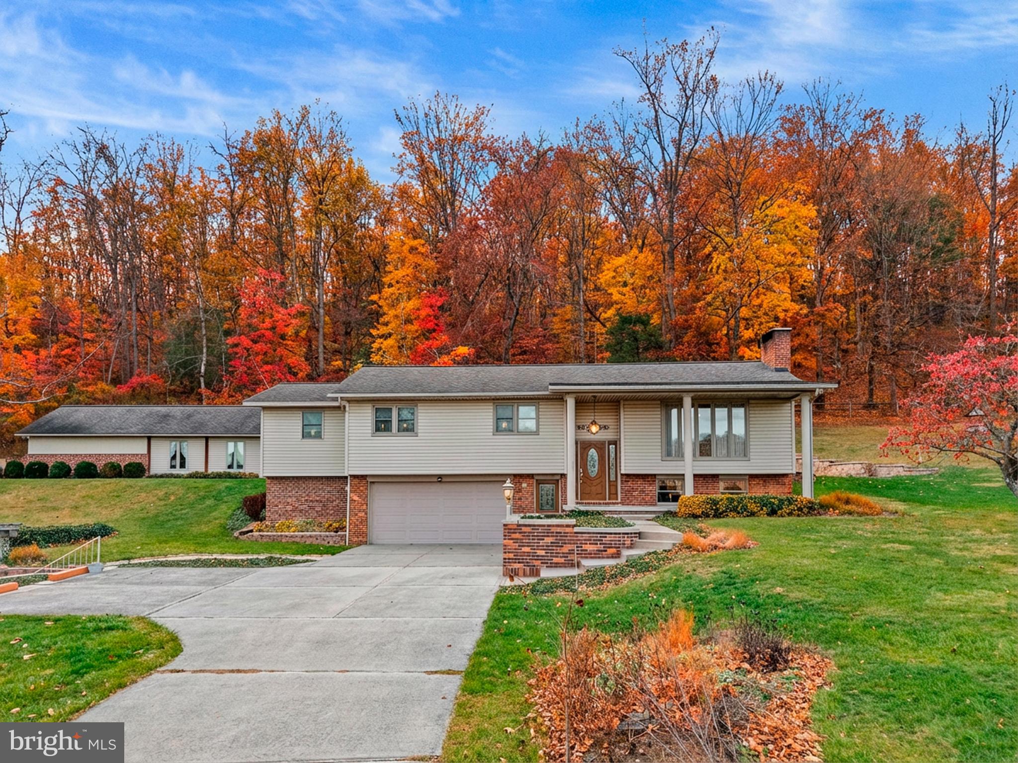 a view of a house with a yard
