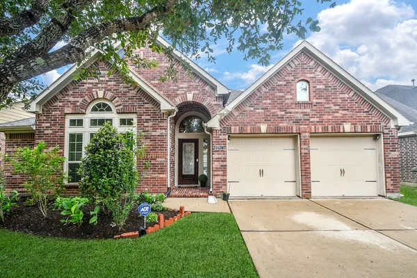$2,850 | 2911 Village Brook Lane, Pearland, TX 77584